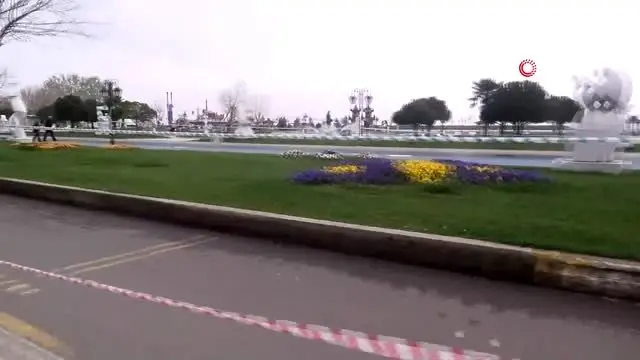 Tüm sahili duba ve şeritle kapattılar