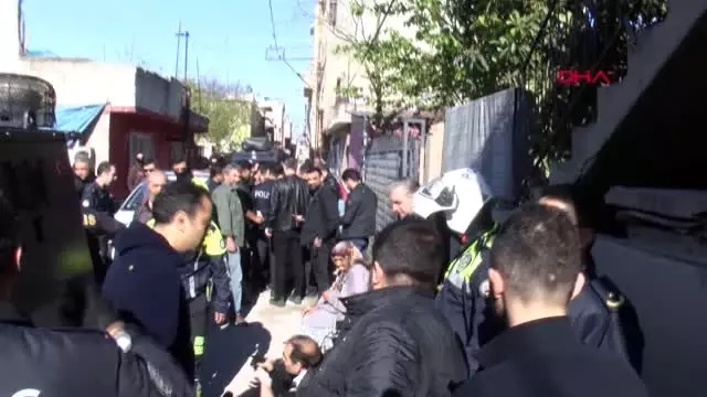 ADANA Polisi bıçakla yaralayan şizofreni hastası ayaklarından vuruldu ADANA Polisi bıçakla yaralayan şizofreni hastası ayaklarından vuruldu