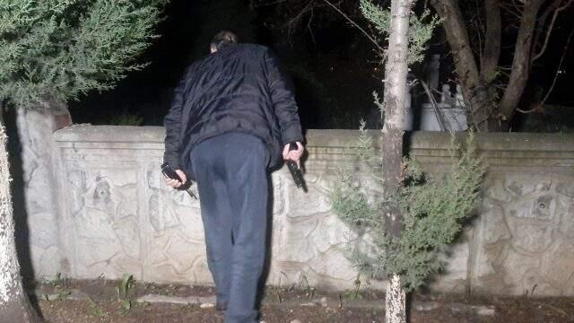 Adıyaman'da mezarlıktan gelen kadın çığlığı polisleri harekete geçirdi Adıyaman'da mezarlıktan gelen kadın çığlığı polisleri harekete geçirdi