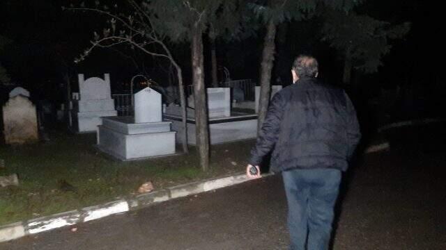 Adıyaman'da mezarlıktan gelen kadın çığlığı polisleri harekete geçirdi Adıyaman'da mezarlıktan gelen kadın çığlığı polisleri harekete geçirdi