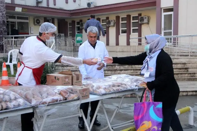 AK Parti'li Çokal'dan sağlık çalışanlarına kahvaltı ikramı AK Parti'li Çokal'dan sağlık çalışanlarına kahvaltı ikramı