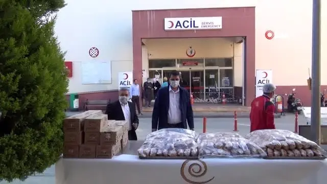 AK Parti Milletvekili Tuba Vural Çokal'dan sağlık çalışanlarına kahvaltı ikramı AK Parti Milletvekili Tuba Vural Çokal'dan sağlık çalışanlarına kahvaltı ikramı