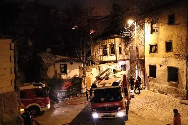 Ankara'da, 2 terk edilmiş konak yandı