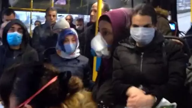 Ankara'da dolu otobüste yolculuk eden vatandaşlar, o anları videoya kaydetti Ankara'da dolu otobüste yolculuk eden vatandaşlar, o anları videoya kaydetti