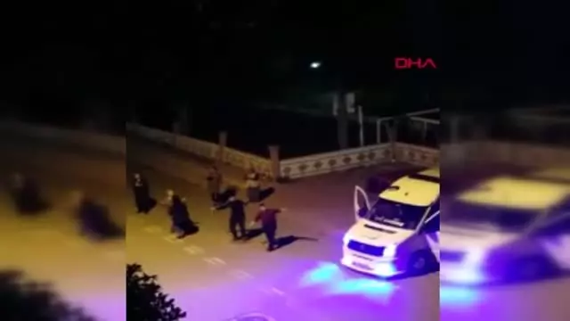 ANTALYA Destek mi, köstek mi? Sokakta 'erik dalı' ile oynadılar ANTALYA Destek mi, köstek mi? Sokakta 'erik dalı' ile oynadılar
