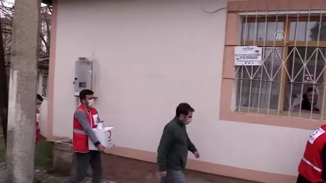 Baba oğul ihtiyaç sahiplerinin yardımına koşuyor Baba oğul ihtiyaç sahiplerinin yardımına koşuyor