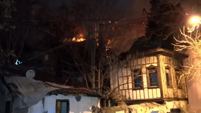 Başkent'te 2 konak yandı