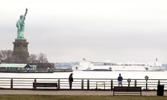 Bin yataklı hastane gemisi New York'a ulaştı