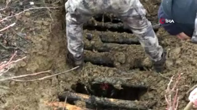 Bitlis'te BTÖ terör örgütüne ait araziye gizlenmiş yaşam malzemesi ele geçirildi Bitlis'te BTÖ terör örgütüne ait araziye gizlenmiş yaşam malzemesi ele geçirildi