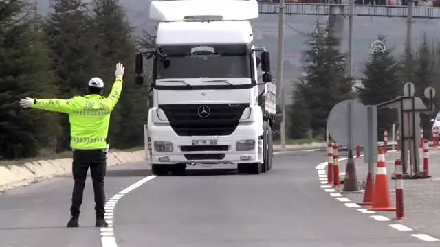 D300 kara yolu Ankara-İzmir güzergahında koronavirüs denetimi D300 kara yolu Ankara-İzmir güzergahında koronavirüs denetimi