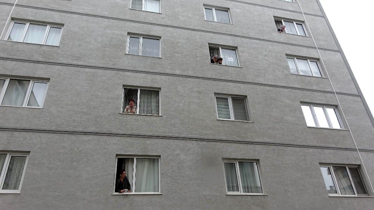 Koronavirüs sebebiyle evden çıkamayan komşular camdan cama gün yapıyor