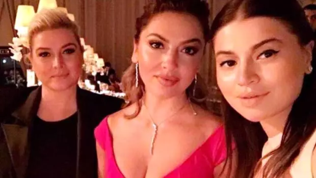 Hadise'den sonra Derya Açıkgöz de ablası Hülya Açıkgöz'ü sildi Hadise'den sonra Derya Açıkgöz de ablası Hülya Açıkgöz'ü sildi