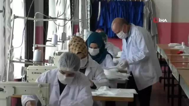 Hakkari'de günde 5 bin adet maske üretiliyor Hakkari'de günde 5 bin adet maske üretiliyor