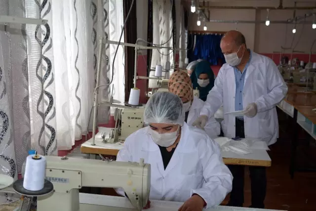 Hakkari'de günde 5 bin adet maske üretiliyor Hakkari'de günde 5 bin adet maske üretiliyor