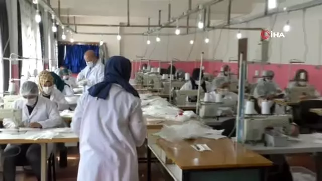 Hakkari'de günde 5 bin adet maske üretiliyor Hakkari'de günde 5 bin adet maske üretiliyor