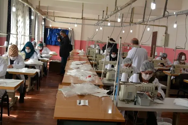 Hakkari'de günde 5 bin adet maske üretiliyor Hakkari'de günde 5 bin adet maske üretiliyor