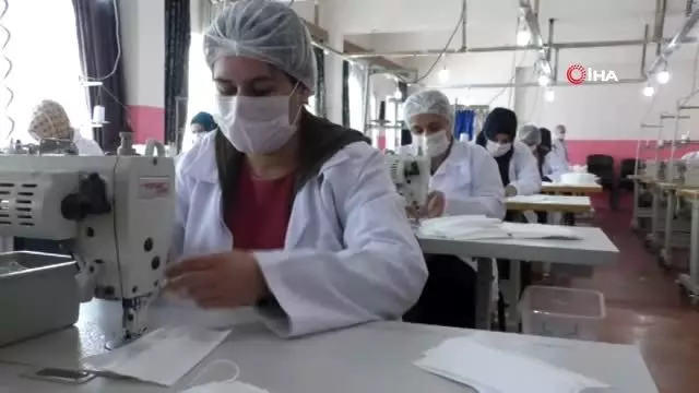 Hakkari'de günde 5 bin adet maske üretiliyor Hakkari'de günde 5 bin adet maske üretiliyor