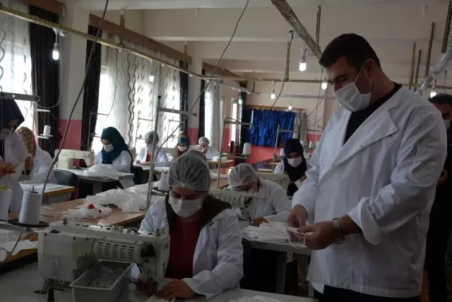 Hakkari'de günde 5 bin adet maske üretiliyor Hakkari'de günde 5 bin adet maske üretiliyor