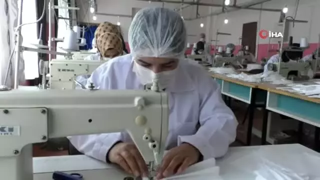 Hakkari'de günde 5 bin adet maske üretiliyor Hakkari'de günde 5 bin adet maske üretiliyor
