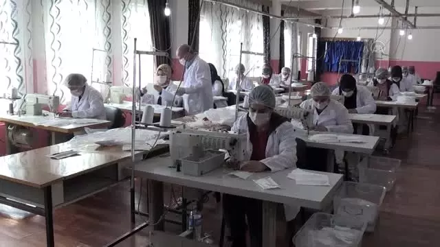 Hakkarili kadınlar cerrahi maske üretiyor Hakkarili kadınlar cerrahi maske üretiyor