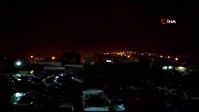 Hatay'da çakan şimşek geceyi gündüze çevirdi Hatay'da çakan şimşek geceyi gündüze çevirdi