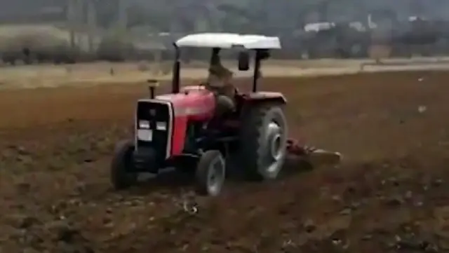 Jandarma, yaş kısıtlamasından dolayı evden çıkamayan çiftçinin tarlasını ekime hazır hale getirdi Jandarma, yaş kısıtlamasından dolayı evden çıkamayan çiftçinin tarlasını ekime hazır hale getirdi