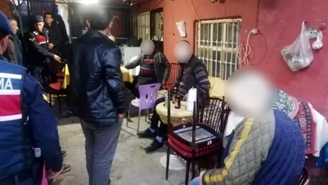 Jandarma ekipleri, evini kahvehaneye çeviren ve oyun oynayan 8 kişiye, 9 bin lira para cezası uyguladı Jandarma ekipleri, evini kahvehaneye çeviren ve oyun oynayan 8 kişiye, 9 bin lira para cezası uyguladı