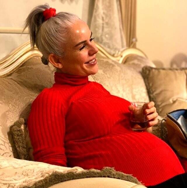 Karantinada olan ipek Tanrıyar, erkek iç çamaşırından maske yaptı Karantinada olan ipek Tanrıyar, erkek iç çamaşırından maske yaptı