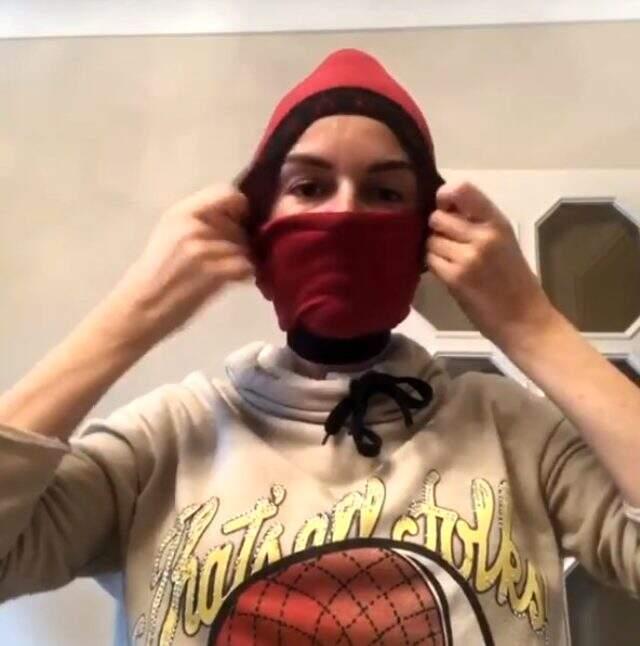 Karantinada olan ipek Tanrıyar, erkek iç çamaşırından maske yaptı Karantinada olan ipek Tanrıyar, erkek iç çamaşırından maske yaptı