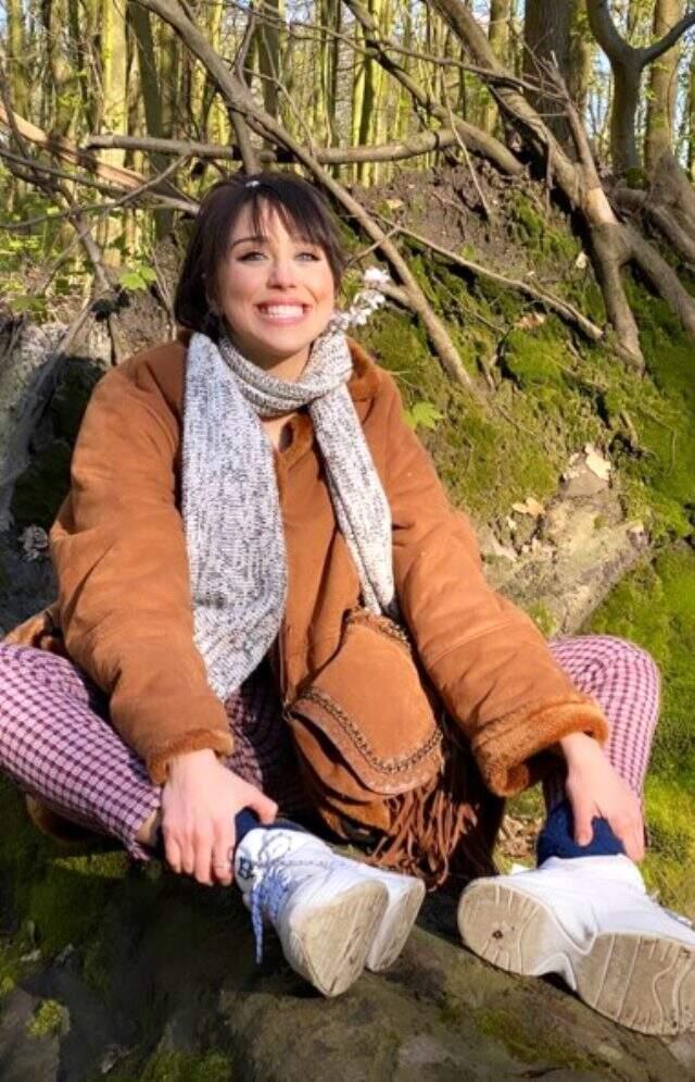 Karantinada olan Zeynep Alkan, sevgilisiyle ormana giderek sarmaş dolaş poz verdi Karantinada olan Zeynep Alkan, sevgilisiyle ormana giderek sarmaş dolaş poz verdi