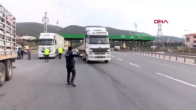 Kocaeli'de şehir girişlerinde koronavirüs denetimi Kocaeli'de şehir girişlerinde koronavirüs denetimi