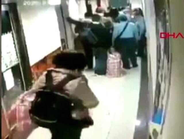 Koronavirüsün hızla yayıldığı İspanya'da Çinli kadın metroda panolara tükürdü Koronavirüsün hızla yayıldığı İspanya'da Çinli kadın metroda panolara tükürdü