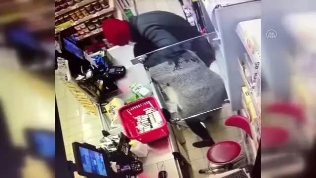 Küçükçekmece'de tıbbi maskeyle market soygunu Küçükçekmece'de tıbbi maskeyle market soygunu