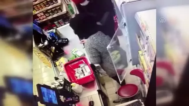 Küçükçekmece'de tıbbi maskeyle market soygunu Küçükçekmece'de tıbbi maskeyle market soygunu