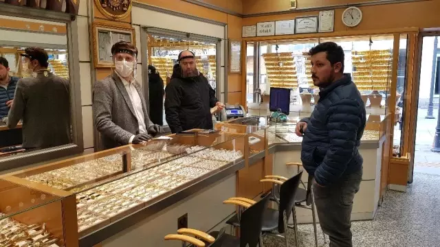 Kuyumcular 1 haftalık aranın ardından 2 günlüğüne kepenklerini açtı