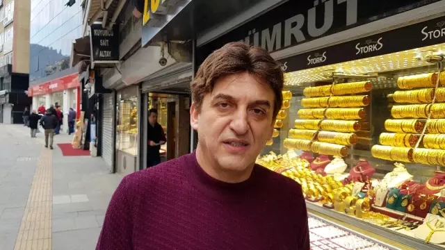 Kuyumcular 1 haftalık aranın ardından 2 günlüğüne kepenklerini açtı Kuyumcular 1 haftalık aranın ardından 2 günlüğüne kepenklerini açtı