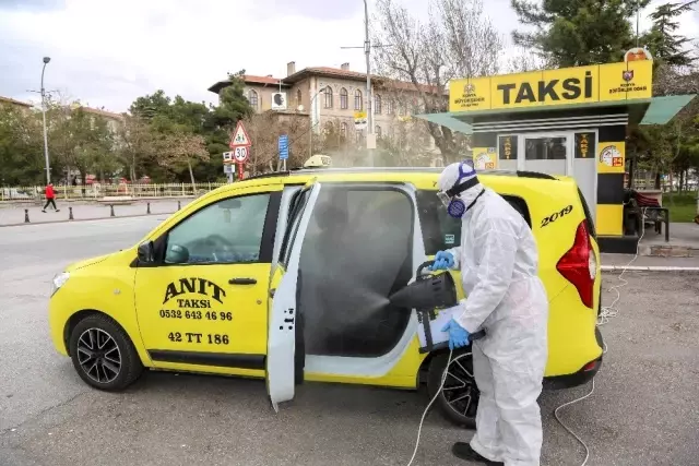 Meram'da taksi ve dolmuşlar ilaçlanıyor