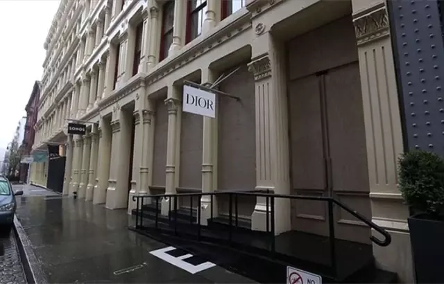 New York'ta ünlü mağazalar yağmaya karşı vitrinlerini plakalarla kapattı