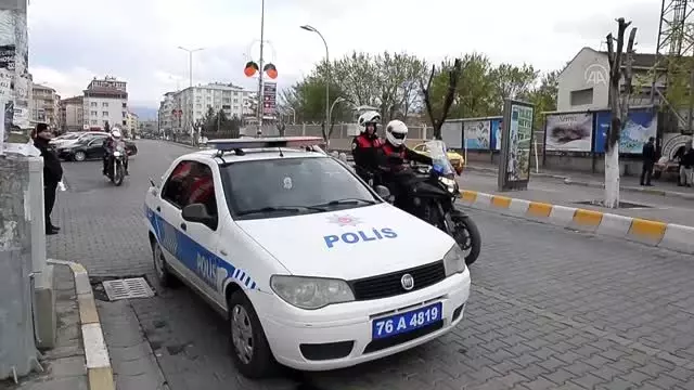 Polis sokak sokak dolaşarak vatandaşlara 'Evde kal' çağrısı yapıyor Polis sokak sokak dolaşarak vatandaşlara 'Evde kal' çağrısı yapıyor