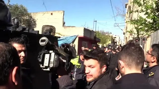 Polisi bıçaklayan şüpheli silahla bacağından vurulup yakalandı Polisi bıçaklayan şüpheli silahla bacağından vurulup yakalandı