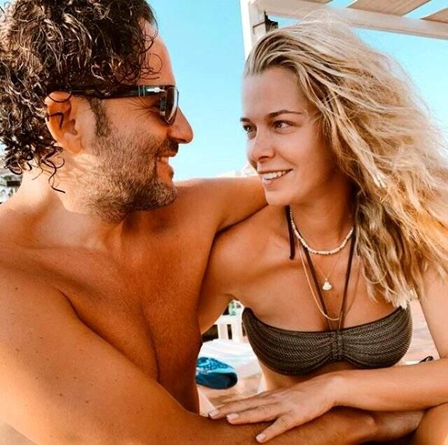Salgın nedeniyle evde olan Begüm Kütük ve eşi, sağlık çalışanları için siperlik üretmeye başladı Salgın nedeniyle evde olan Begüm Kütük ve eşi, sağlık çalışanları için siperlik üretmeye başladı