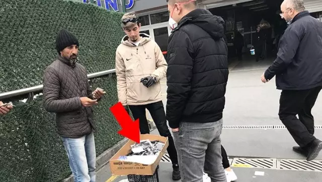 Seyyar satıcılar da maske ve eldiven satmaya başladı Seyyar satıcılar da maske ve eldiven satmaya başladı