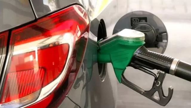 Son dakika: Motorine zam, benzine indirim geldi