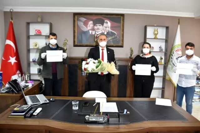 1. yılını dolduran Başkana sosyal mesafeli ziyaret 1. yılını dolduran Başkana sosyal mesafeli ziyaret