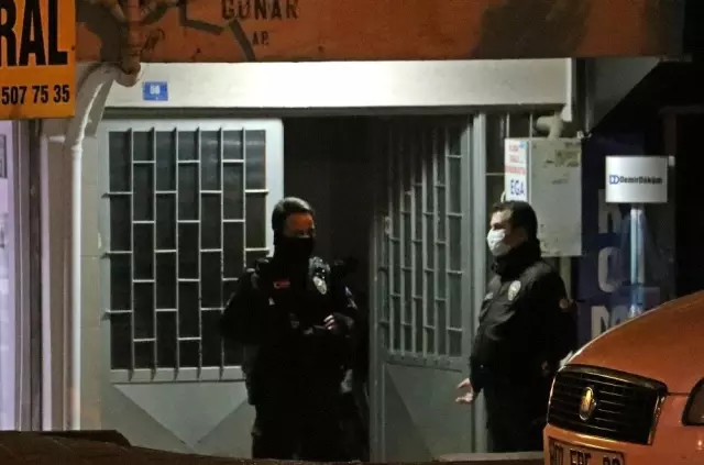21 yaşındaki üniversite öğrencisi kız odasında boğazından vurulmuş halde ölü bulundu.