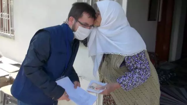 83 yaşındaki kadın, kendisini riske atıp maaşını getiren görevliyi alnından öptü 83 yaşındaki kadın, kendisini riske atıp maaşını getiren görevliyi alnından öptü