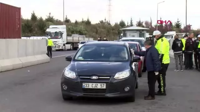 Adana'da polis, otoyolda koronavirüs denetimi yaptı Adana'da polis, otoyolda koronavirüs denetimi yaptı