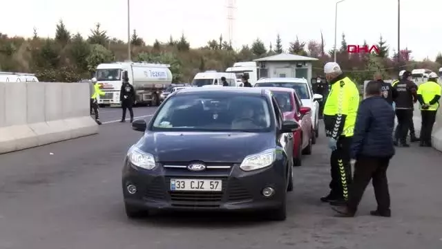 Adana'da polis, otoyolda koronavirüs denetimi yaptı Adana'da polis, otoyolda koronavirüs denetimi yaptı