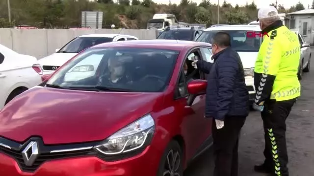 Adana'da polis, otoyolda koronavirüs denetimi yaptı Adana'da polis, otoyolda koronavirüs denetimi yaptı