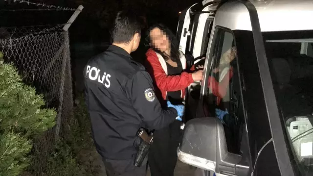 Adana'da tartıştığı kişiyi bıçakalayan kadın gözaltına alındı Adana'da tartıştığı kişiyi bıçakalayan kadın gözaltına alındı